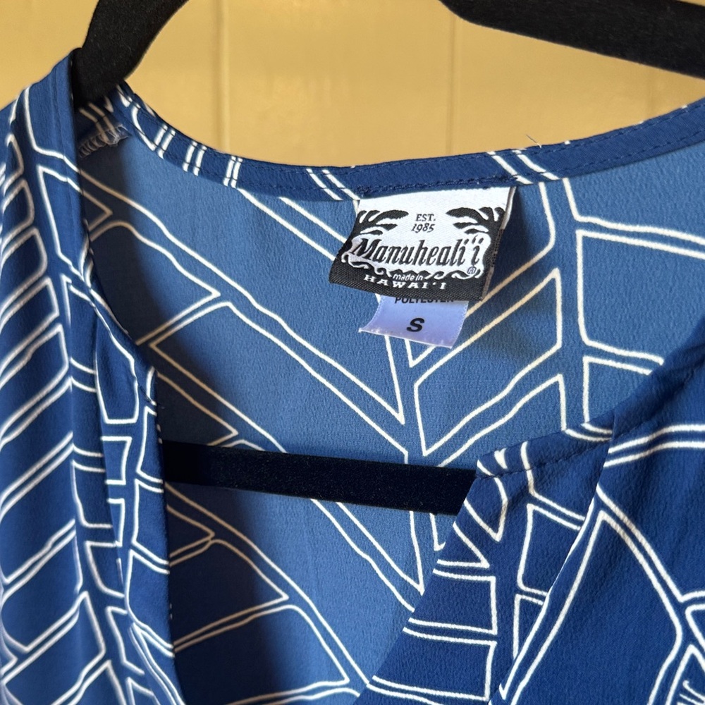 Manuhealii Blue and White Geometric V-Neck Blouse - Picture 2 of 3